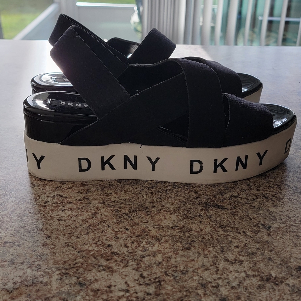 DKNY STRAPPY PLATFORM SANDALS